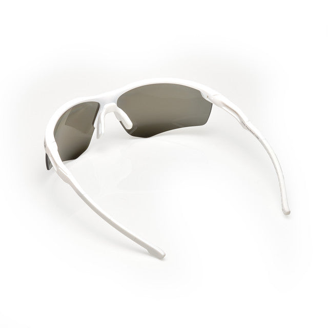 Maximise your performance on sunny days with the Sunwise Pace White Sunglasses with Polarised Lenses. Designed for athletes who demand both style and practicality, these sunglasses provide outstanding protection from sun glare and harmful UV rays. The matt white frame, paired with polarised smoke lenses, ensures clear vision while enhancing your style.