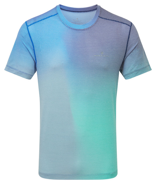 The Ronhill Tech Golden Hour men’s running t-shirt is designed to keep you cool when the mercury climbs with Polartec Delta yarns. Colour is Blue