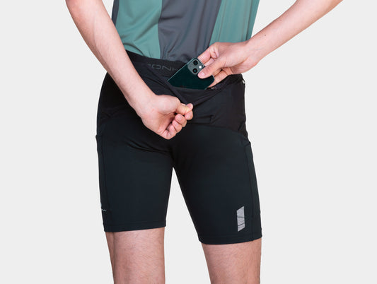 These Ronhill stretch shorts ensure comfort and ample storage, with 2 thigh pockets, 3 mesh stash pockets, and 1 zip pocket—ideal for long runs.